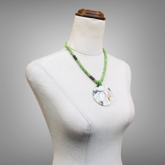 VINTAGE Gorgeous Mermaid Pendant Collar Necklace in Green - Picture 4 of 7